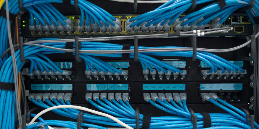 Un cableado estructurado luce organizado adentro del gabinete de un centro de datos. 