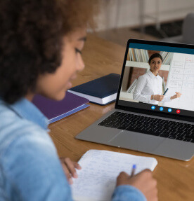 Imagen de una niña tomando una clase virtual a través de una laptop. 