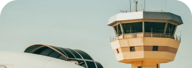 Imagen de una torre de control en un aeropuerto. 