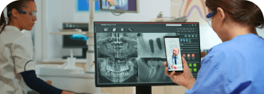Una médico colabora con otro doctor a distancia mientras revisan unas tomografías durante una videollamada 