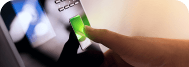 Imagen de una persona colocando su dedo en el biométrico de un control de acceso 