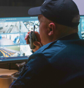 Imagen de un operador de centro de monitoreo reportando una situación a través de un radiocomunicador.