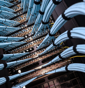 Imagen de detalle de un cableado estructurado dentro de un centro de datos. 