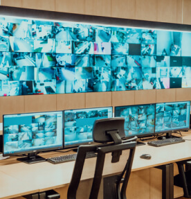 Imagen de un videowall dentro de un centro de monitoreo. 